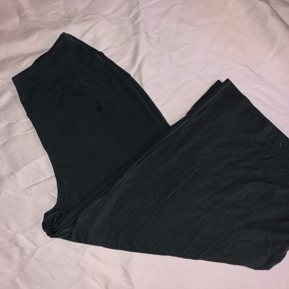 Lululemon high rise/flare yoga pants size 6 - Picture 2 of 3